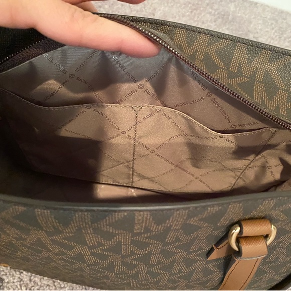 Brand New without tags Michael Michael Kors
SYLVIA SIGNATURE MEDIUM TOTE - Picture 11 of 14